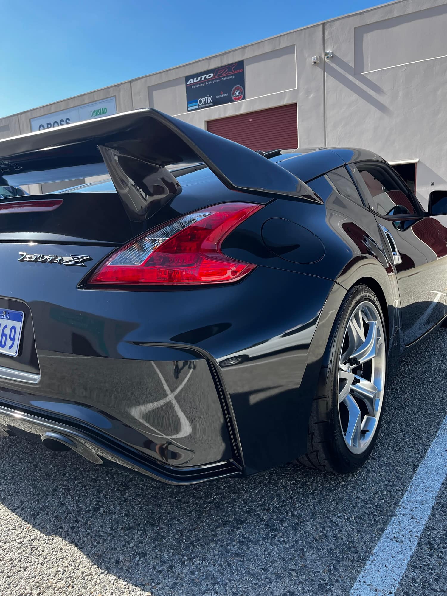 Nissan 370Z – Front Guard Rolling, polishing & headlight restoration